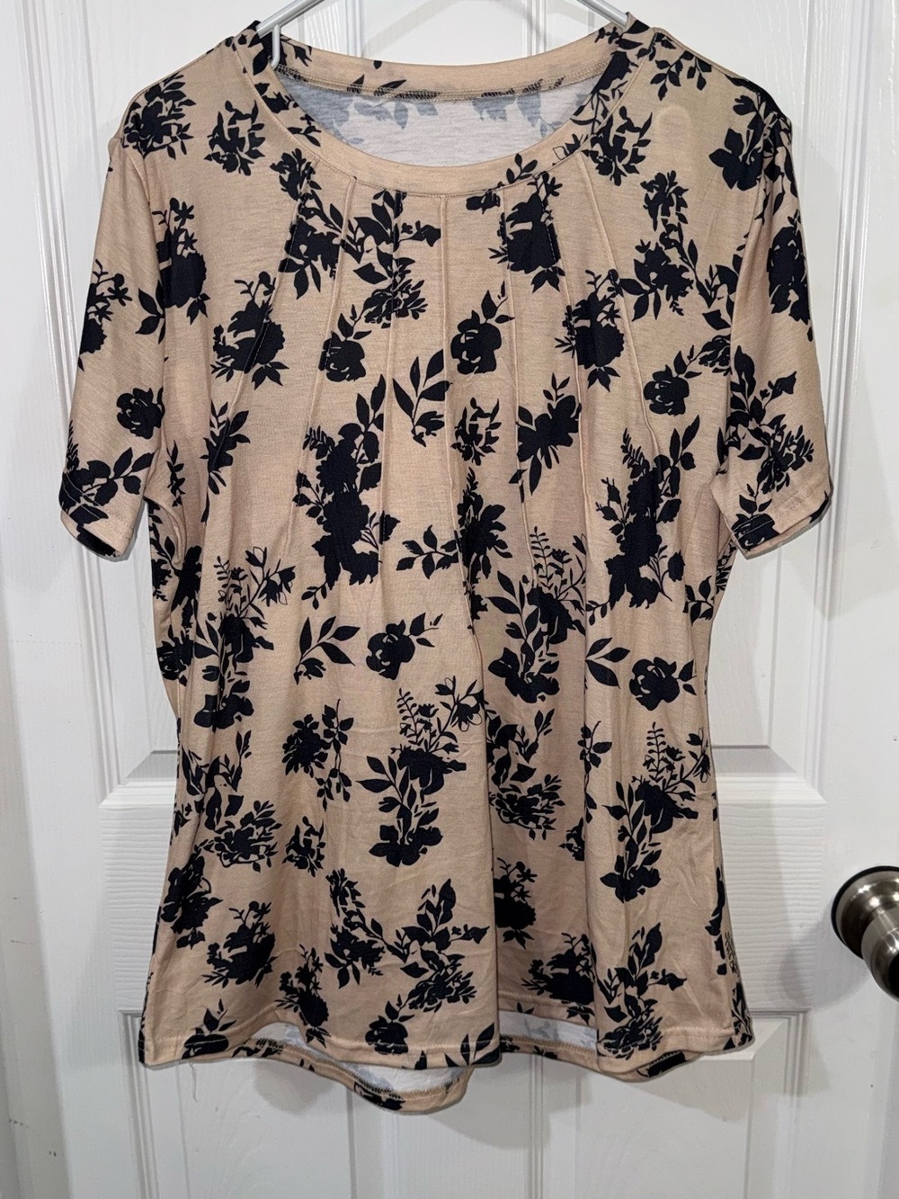 Kistore Women’s Size Large Short Sleeve Shirt Black Floral Print